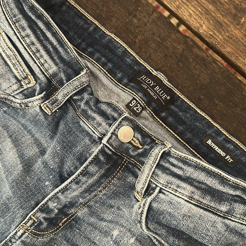 Judy Blue Women's Boyfriend fit Jeans 9/29 distressed - Picture 2 of 6